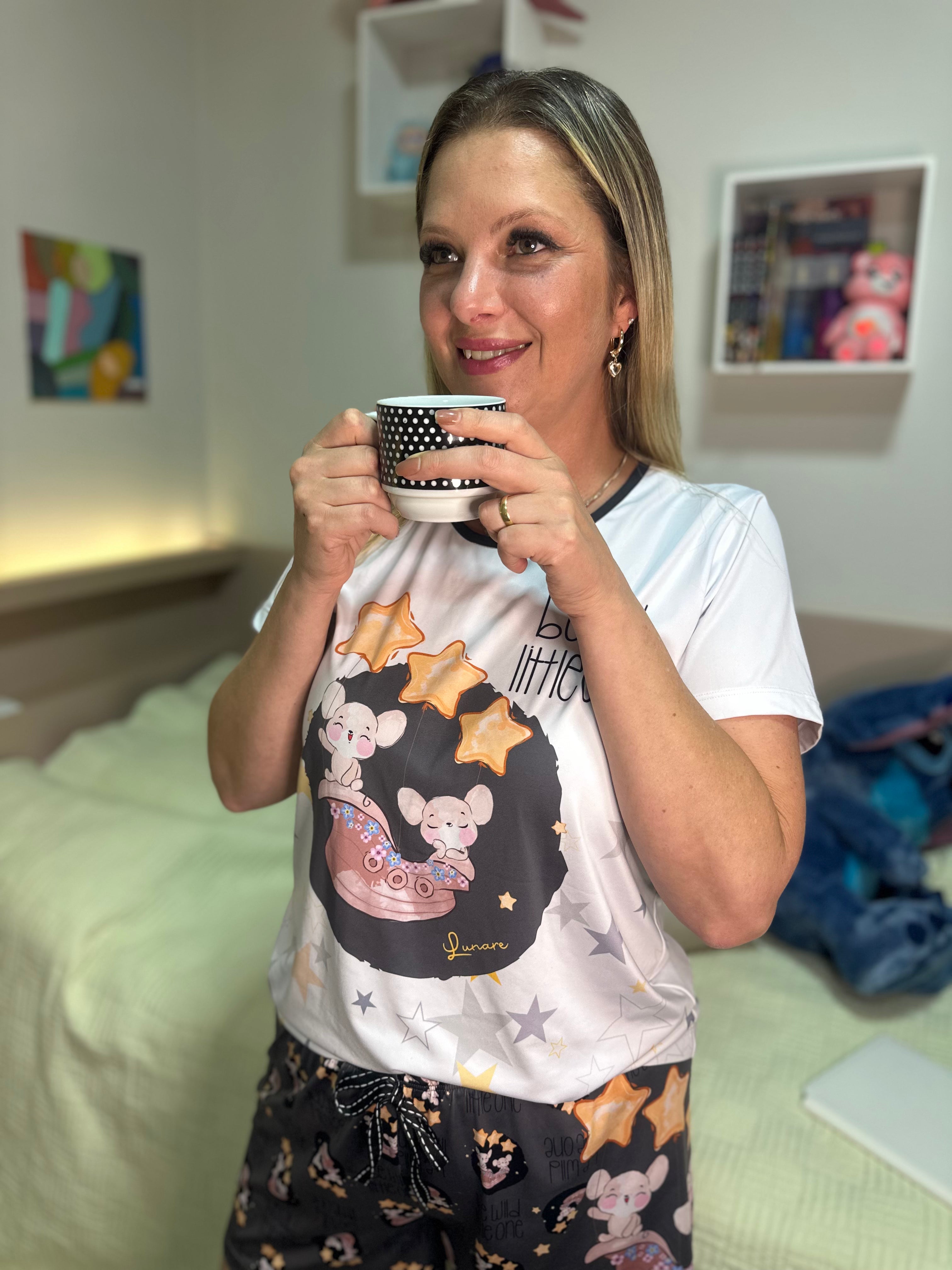Pijama Curto Feminino Camiseta Manga Curta e Shorts Estampa Personalizada Luna & Mimi Ratinhas Mágicas